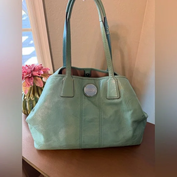 **SALE**Coach Light Green Patent Leather Shoulder Bag with Kisslock inside - Picture 1 of 16